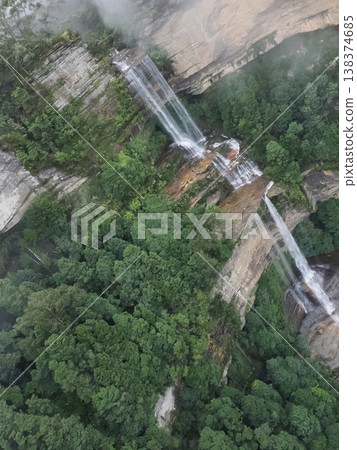 層層疊疊的白色瀑布籠罩在薄霧之中——這就是藍山壯麗的懸崖景觀。 138374685