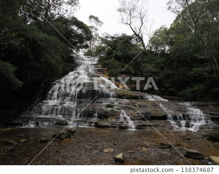 瀑布從層疊的岩石上傾瀉而下——藍山森林中寧靜的水邊。 138374687