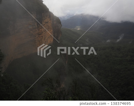 籠罩在薄霧中的紅色懸崖－俯瞰藍山的茂密森林。 138374695