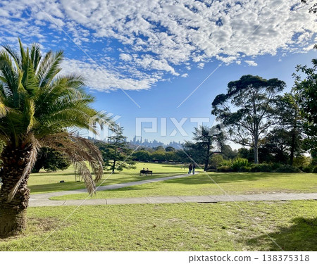 從安德森公園眺望墨爾本天際線和公園在湛藍天空下的景色。 從安德森公園眺望墨爾本天際線和公園在湛藍天空下的景色。 138375318