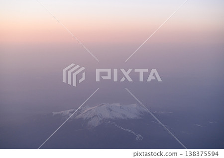 日落時分從空中看到的御嶽山。 138375594