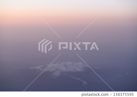 日落時分從空中看到的御嶽山。 日落時分從空中看到的御嶽山。 138375595