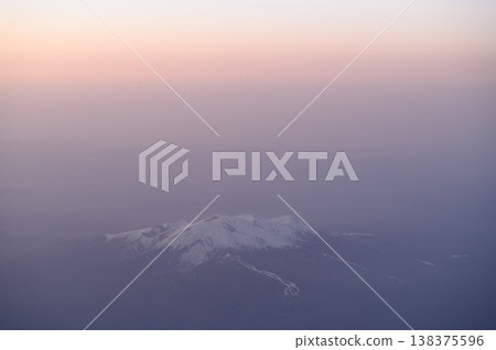 日落時分從空中看到的御嶽山。 日落時分從空中看到的御嶽山。 138375596