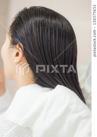 年輕女性的頭髮護理 年輕女性的頭髮護理 138375652