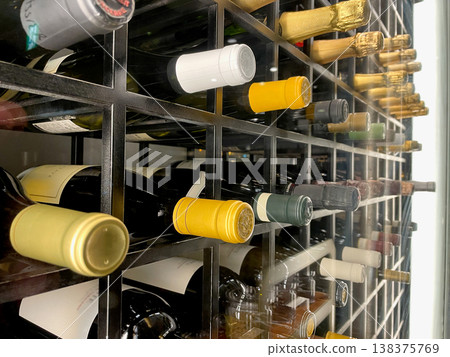 香檳和葡萄酒儲存在酒窖中 香檳和葡萄酒儲存在酒窖中 138375769