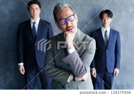一位商人和他的下屬,神情憂慮。 一位商人和他的下屬,神情憂慮。 138375936
