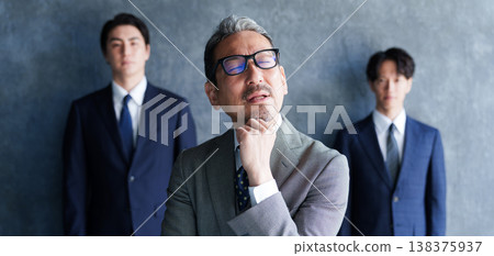 一位商人和他的下屬，神情憂慮。 138375937