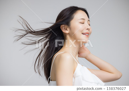 頭髮捲曲的年輕女子 138376027