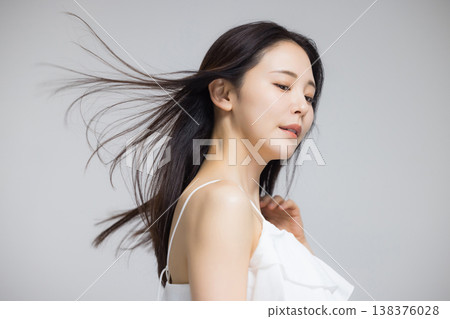 頭髮捲曲的年輕女子 138376028