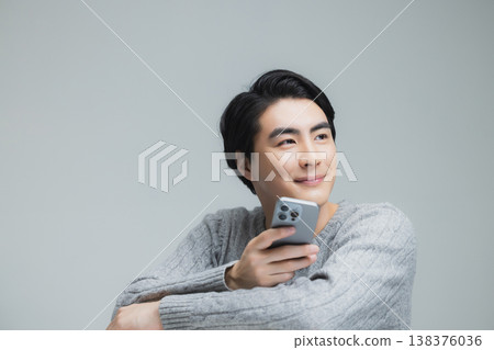 身穿針織衫的年輕男子 138376036