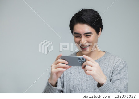 身穿針織衫的年輕男子 138376038