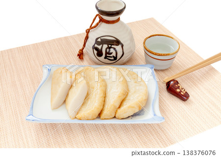 鹹魚餅和清酒 鹹魚餅和清酒 138376076
