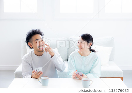 看智能手機的夫婦 看智能手機的夫婦 138376085