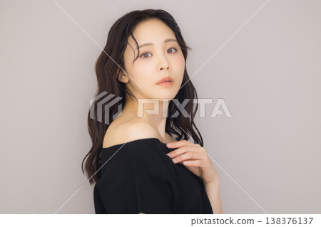 身穿黑色露肩連身裙的女子 138376137