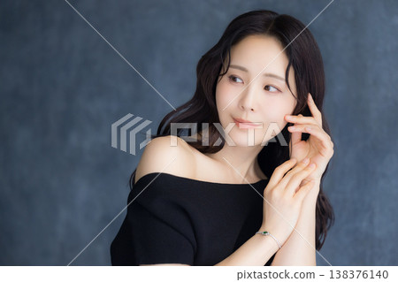 身穿黑色露肩連身裙的女子 身穿黑色露肩連身裙的女子 138376140