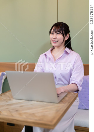 一位在共同工作空間工作的日本女性 一位在共同工作空間工作的日本女性 138376154