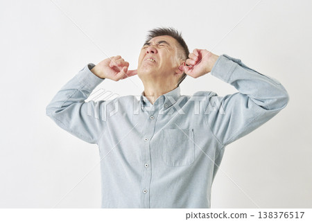 白色背景上的一名男子摀住耳朵 138376517