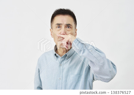 A man with rhinitis on a white background 138376527