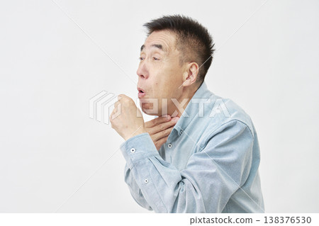 白色背景上的老年男子咳嗽 138376530