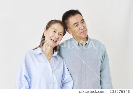擁抱與微笑的資深夫婦 138376548