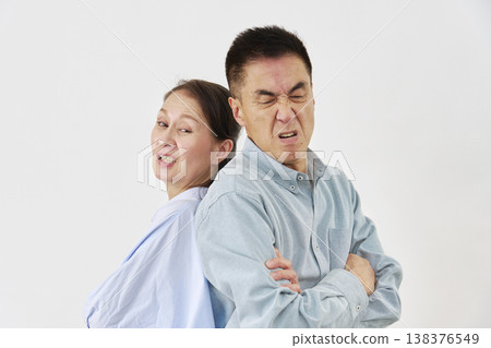 一對老年夫婦在白色背景上爭吵 138376549