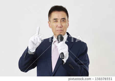 一位男性候選人在白色背景前發表演講。 138376551