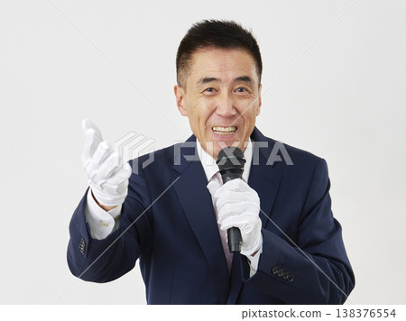 一位男性候選人在白色背景前發表演講。 138376554