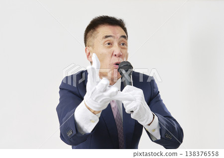 一位在白色背景前進行申辯的男性候選人 138376558