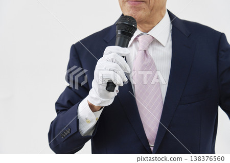 一位候選人在白色背景前發表演講；看不到他的臉。 138376560