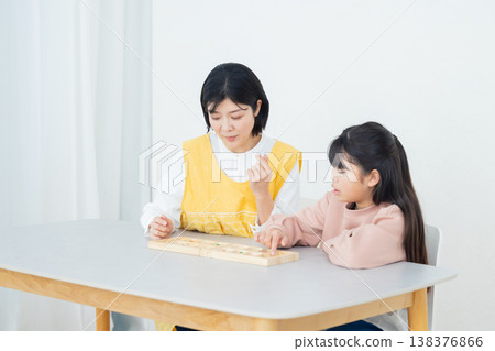 小學生在課後託管班做作業。 138376866