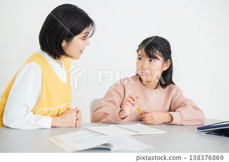 小學生在課後託管班做作業。 138376869