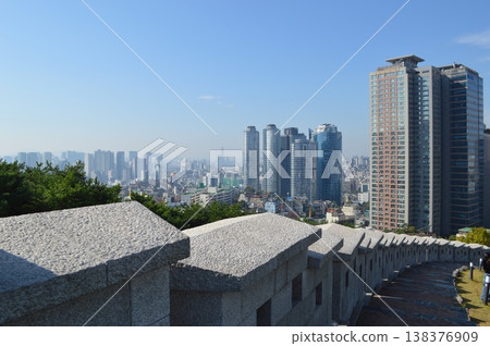 從韓國首爾南山公園眺望首爾城牆和市中心景色。 從韓國首爾南山公園眺望首爾城牆和市中心景色。 138376909