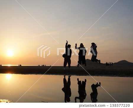 人們躍向日落的剪影 人們躍向日落的剪影 138377220