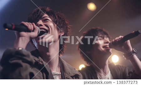 兩位年輕男歌手並肩演唱。 138377273