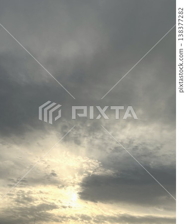 透過雲層縫隙看到的太陽 138377282
