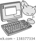 一隻貓對電腦滑鼠表現出了興趣 138377334