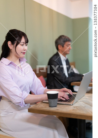 在共享辦公空間工作的男女。 在共享辦公空間工作的男女。 138377384