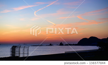 Beautiful sunrise over the Nanki Katsuura coast, Wakayama Prefecture 138377844