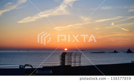 Beautiful sunrise over the Nanki Katsuura coast, Wakayama Prefecture Beautiful sunrise over the Nanki Katsuura coast, Wakayama Prefecture 138377859
