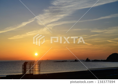 Beautiful sunrise over the Nanki Katsuura coast, Wakayama Prefecture Beautiful sunrise over the Nanki Katsuura coast, Wakayama Prefecture 138377894