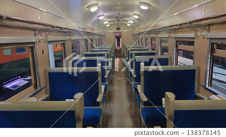 在一列老火車的火車裡面 138378145