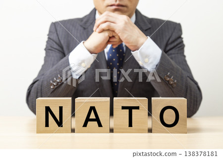 印有「北約」字樣的方塊和商人 138378181