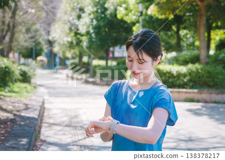 年輕女性正在查看智慧手錶 年輕女性正在查看智慧手錶 138378217