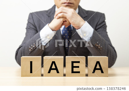 一塊寫著「IAEA」字樣的磚塊和一個商人 一塊寫著「IAEA」字樣的磚塊和一個商人 138378246