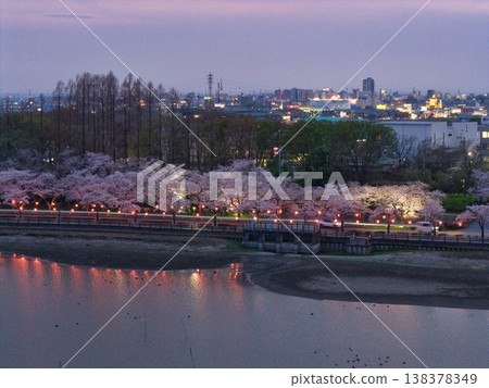 川越市夜景及埼玉縣川越市伊佐沼湖盛開的櫻花（無人機空拍） 138378349