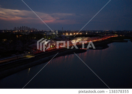 川越市夜景及埼玉縣川越市伊佐沼湖盛開的櫻花（無人機空拍） 138378355