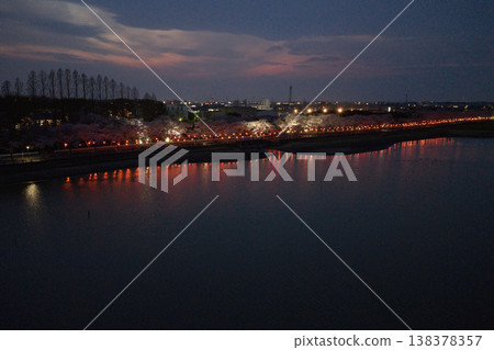 川越市夜景及埼玉縣川越市伊佐沼湖盛開的櫻花(無人機空拍) 川越市夜景及埼玉縣川越市伊佐沼湖盛開的櫻花(無人機空拍) 138378357