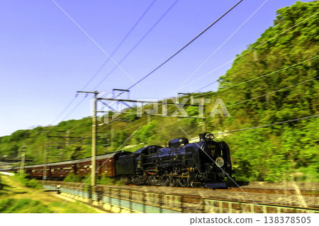 蒸汽機車穿過新綠 蒸汽機車穿過新綠 138378505