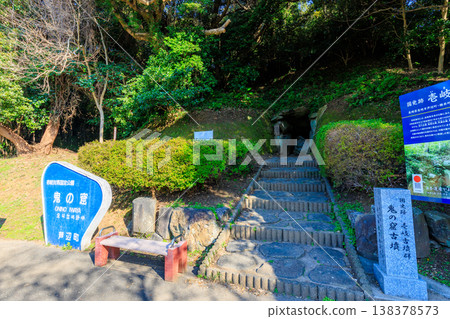 長崎縣壹岐市春天的鬼岩屋古墳 長崎縣壹岐市春天的鬼岩屋古墳 138378573
