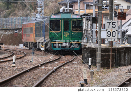 在輕柔的雪花中，觀光列車「四國萬中千年物語」在大步危站停下，準備掉頭。 138378850